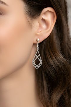 Geometrik Desenli Sallantılı Gümüş Küpe