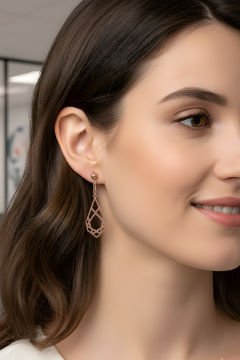 Geometrik Desenli Sallantılı Gümüş Küpe Rose Rengi