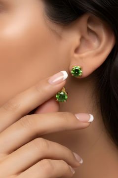 Zümrüt Renk Zirkon Taşlı Tek Taş Model Gümüş Küpe Altın Rengi