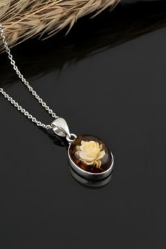 Damla Kehribar İçine Gül Oyma El İşi Gümüş Kolye