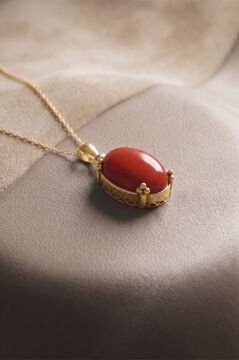 Minimalist Oval Tasarım Mercan Taşlı Kadın Gümüş Kolye Altın Rengi