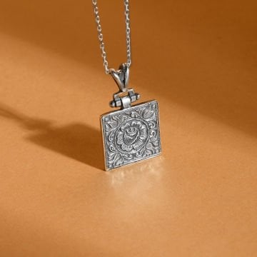 Kalem İşleme Gül Desenli Gümüş Kolye