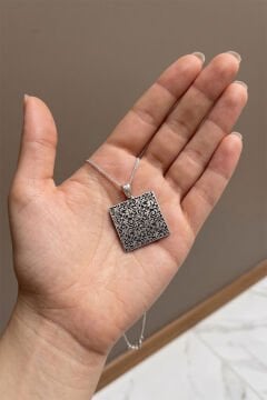 Kare Model Gravür Sarmaşık Desen İşlemeli Gümüş Kolye Gümüş Rengi
