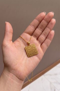 Kare Model Gravür Sarmaşık Desen İşlemeli Gümüş Kolye Altın Rengi