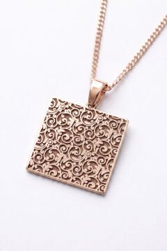 Kare Model Gravür Sarmaşık Desen İşlemeli Gümüş Kolye Rose Rengi