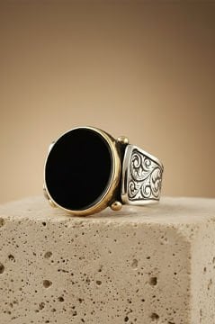 Kalem İşleme Desenli Oniks Taşlı Gümüş Yüzük