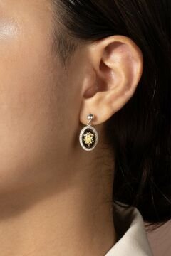 Damla Kehribar İçine Gül Desenli Minimal Gümüş Küpe