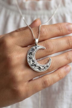 Gravür Desen İşlemeli Hilal 925 Ayar Gümüş Kolye