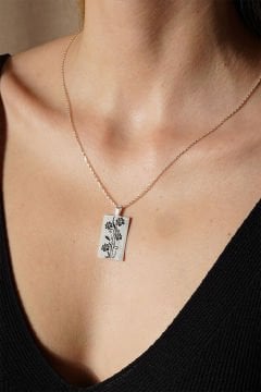 Çiçek Model Siyah Mineli Gümüş Kolye