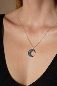 Desenli Hilal Model Siyah Mineli Gümüş Kolye