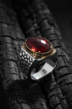 Benekli Model Kırmızı Zirkon Taşlı Gümüş Yüzük