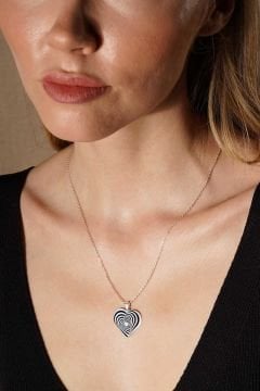 Kalp Desenli Siyah Mineli Gümüş Kolye