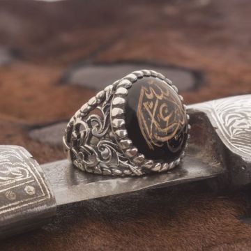 Oniks Üzeri La Galibe İllallah Kazıma Gümüş Yüzük