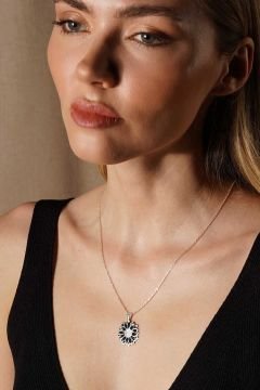 Papatya Model Siyah Mineli Gümüş Kolye