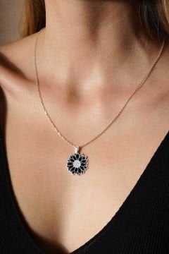 Papatya Model Siyah Mineli Gümüş Kolye