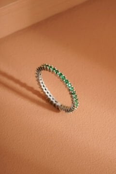 Zümrüt Renk Zirkon Taşlı Tek Sıra Tamtur Gümüş Yüzük