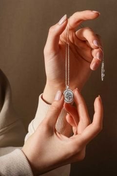 Pusula Model Siyah Mineli Gümüş Kolye