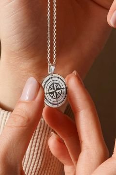 Pusula Model Siyah Mineli Gümüş Kolye