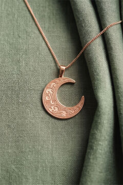 Gravür Desen İşlemeli Hilal 925 Ayar Gümüş Kolye Rose Rengi