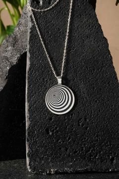 Yuvarlak Desenli Model Siyah Mineli Gümüş Kolye