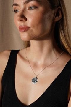 Yuvarlak Desenli Model Siyah Mineli Gümüş Kolye