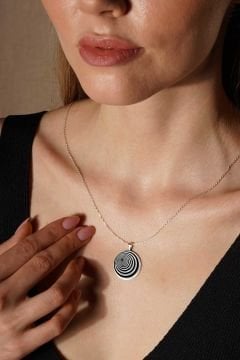 Yuvarlak Desenli Model Siyah Mineli Gümüş Kolye