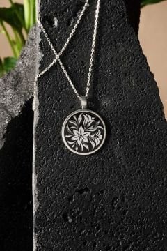 Yuvarlak Çiçek Desenli Siyah Mineli Gümüş Kolye