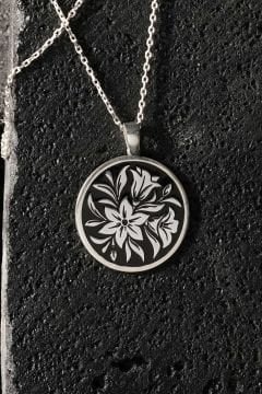 Yuvarlak Çiçek Desenli Siyah Mineli Gümüş Kolye