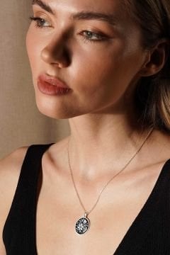 Yuvarlak Çiçek Desenli Siyah Mineli Gümüş Kolye