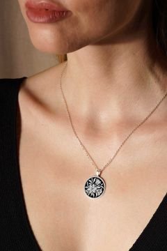 Yuvarlak Çiçek Desenli Siyah Mineli Gümüş Kolye