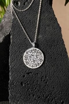Yuvarlak Sarmaşık Desenli Siyah Mineli Gümüş Kolye
