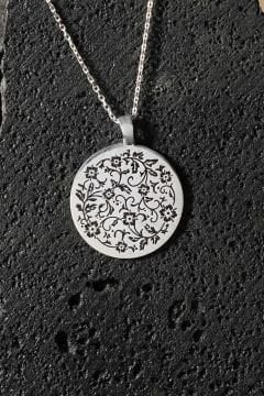 Yuvarlak Sarmaşık Desenli Siyah Mineli Gümüş Kolye