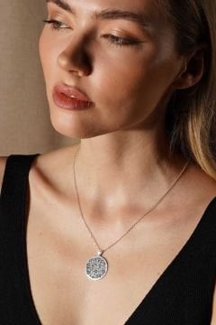 Yuvarlak Sarmaşık Desenli Siyah Mineli Gümüş Kolye