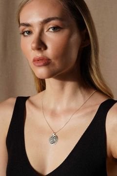 Yuvarlak Kum Saati Desenli Siyah Mineli Gümüş Kolye