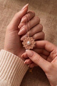 Mandala Desenli Doğal İnci Taşlı Gümüş Kolye Rose Rengi