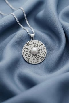 Sarmaşık Desenli Doğal İnci Taşlı Gümüş Kolye