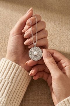 Sarmaşık Desenli Doğal İnci Taşlı Gümüş Kolye