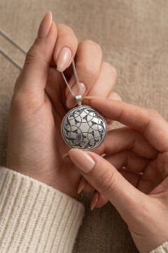 Özel Tasarım Rumi Desenli Madalyon Model Gümüş Kolye