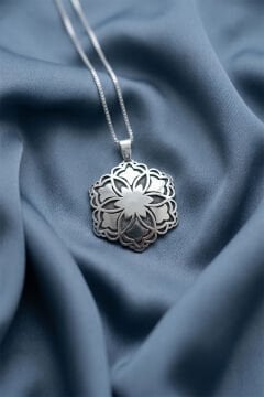 Özel Tasarım Nilüfer Çiçeği Model Gümüş Kolye