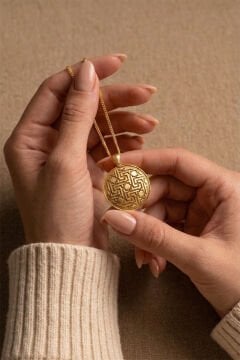Özel Tasarım Selçuklu Motifli Gümüş Kolye Altın Rengi
