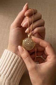Özel Tasarım Selçuklu Motifli Gümüş Kolye Altın Rengi
