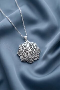 Özel Tasarım Mandala Motifli Gümüş Kolye Gümüş Rengi