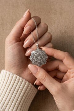 Özel Tasarım Mandala Motifli Gümüş Kolye Gümüş Rengi