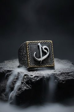 Kare Model Kalem İşlemeli Vav Elif Desenli Yüzük