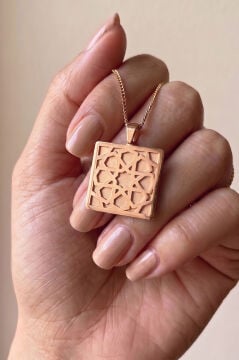 Selçuklu Deseni İşlemeli Kare Model Gümüş Unisex Kolye Rose Rengi
