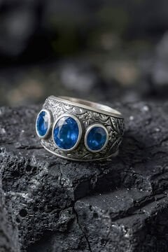 Kalem İşçiliği Özel Tasarım Üç Taş Safir Zirkon Taşlı Gümüş Yüzük