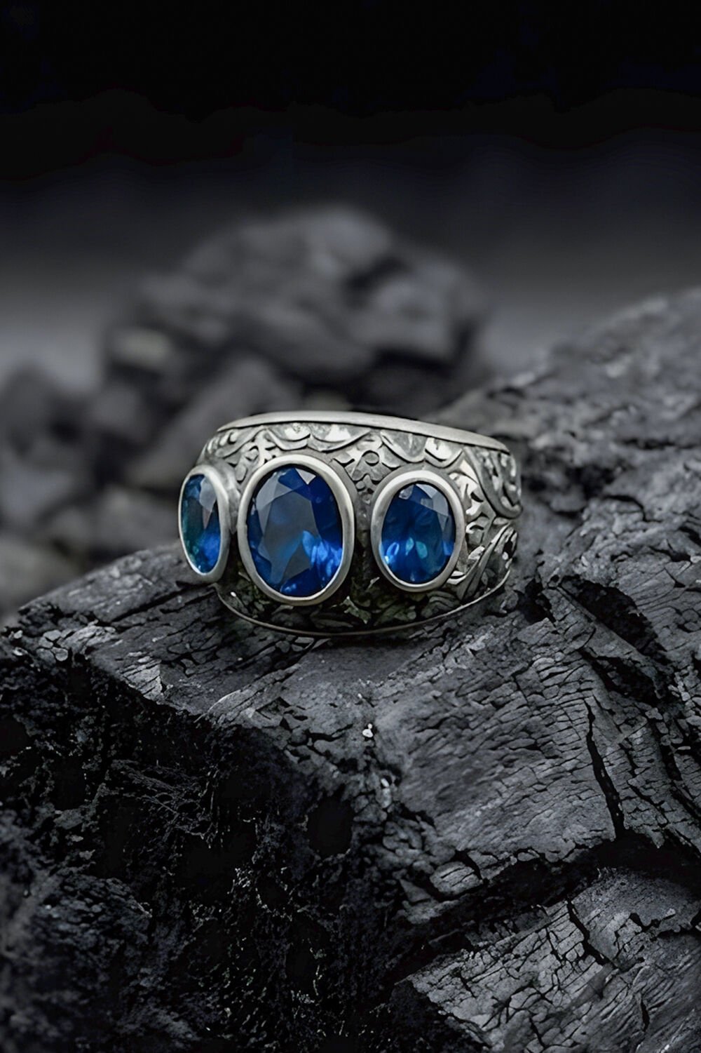 Kalem İşçiliği Özel Tasarım Üç Taş Safir Zirkon Taşlı Gümüş Yüzük