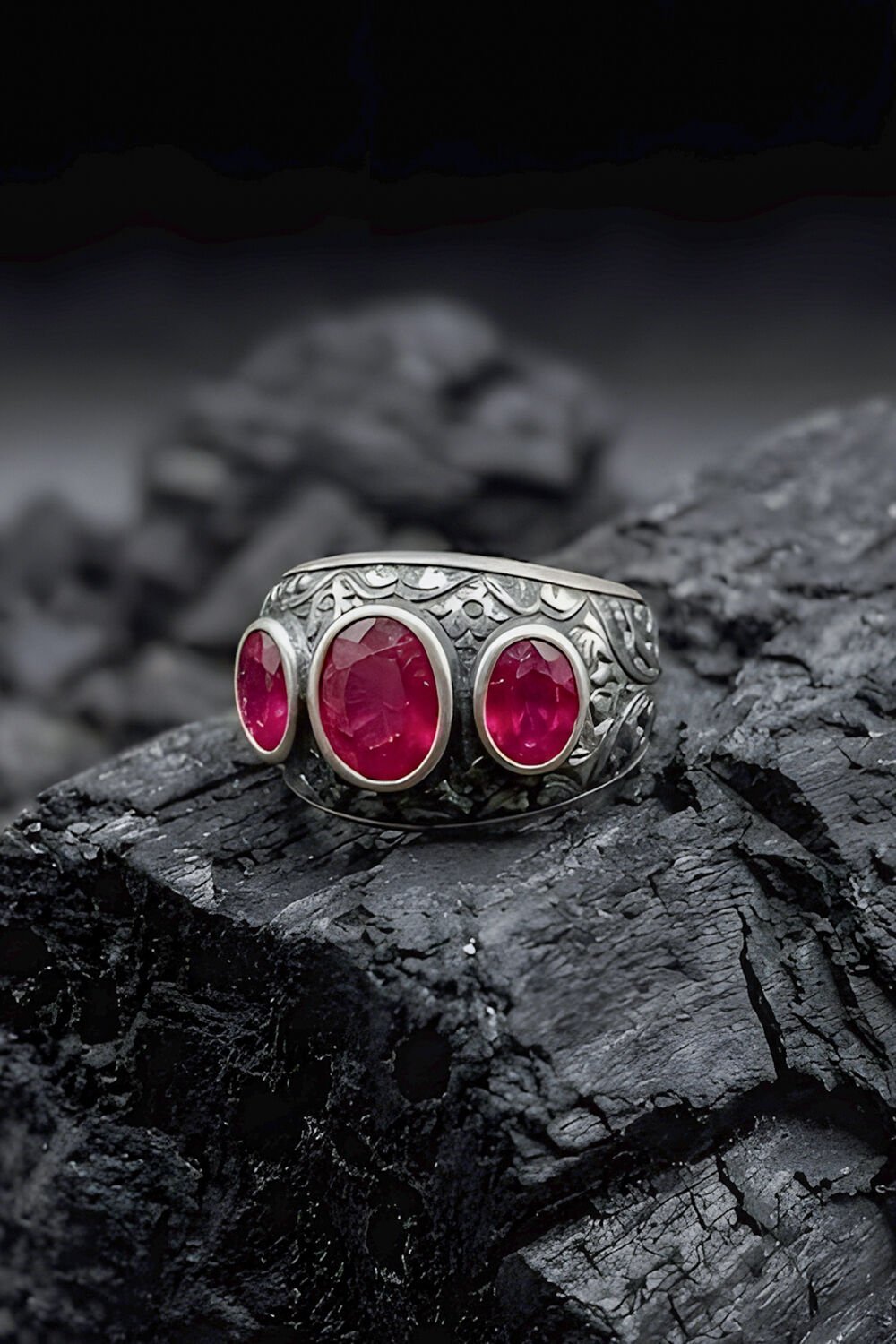 Kalem İşçiliği Özel Tasarım Üç Taş Yakut Zirkon Taşlı Gümüş Yüzük