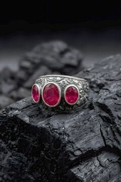 Kalem İşçiliği Özel Tasarım Üç Taş Yakut Zirkon Taşlı Gümüş Yüzük