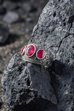 Kalem İşçiliği Özel Tasarım Üç Taş Yakut Zirkon Taşlı Gümüş Yüzük